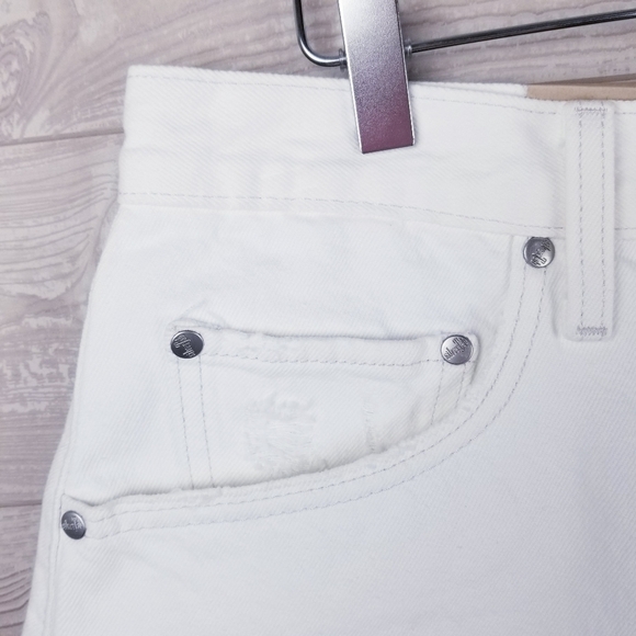 Levi's SilverTab A37010003 High-Waisted Mom Shorts White NWT - Picture 5 of 11